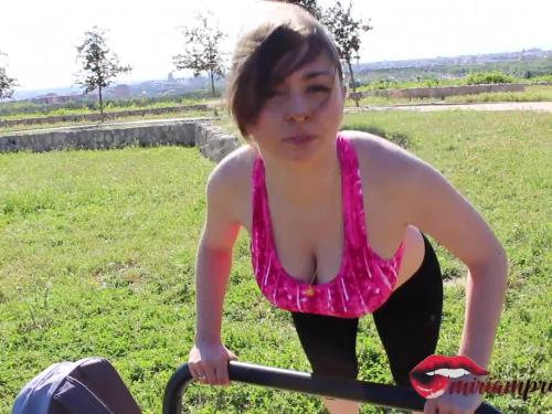 Teenager running at the park sucks on on a cock and he cums on her head